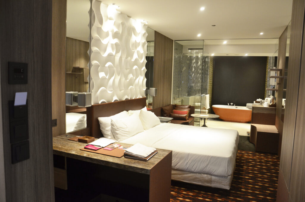 Interior-guest-room-at-Unitised-Building-Container-Construaction-Crowne-Plaza-Hotel-in-Singapore